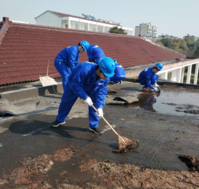 2019年3月18日，，yl88858永利集团股份为七都镇敬老院漏水屋面进行全面修复。
